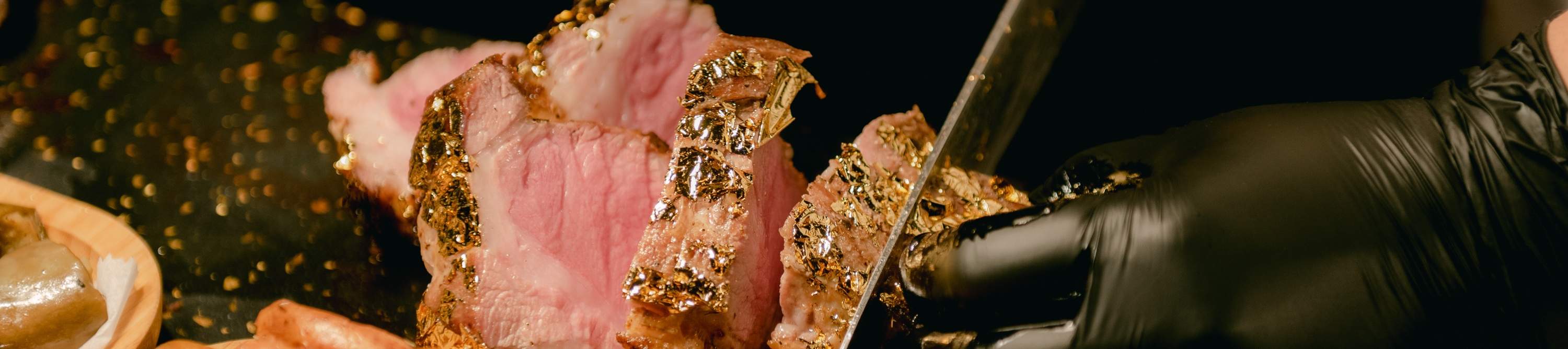 koki sedang menggeser steak