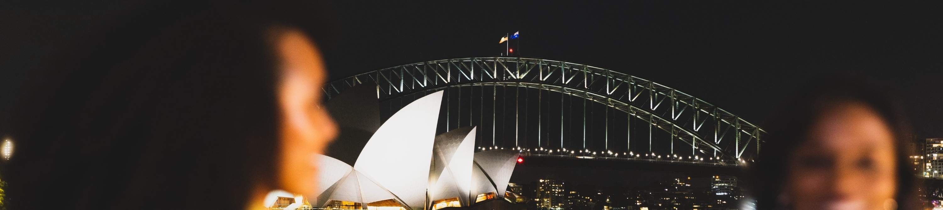 Passeggia lungo Farm Cove sotto l'incantevole bagliore delle luci della città