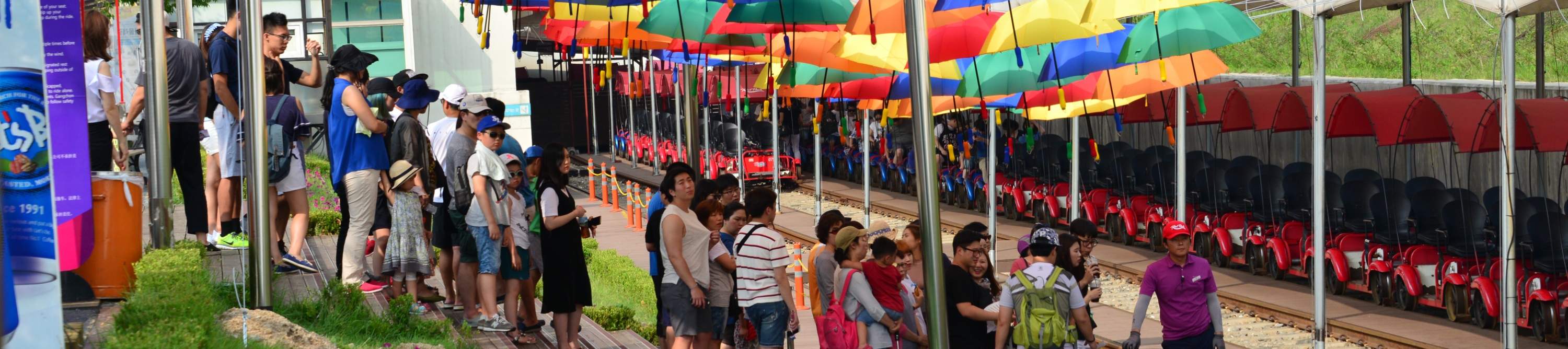 排队乘坐铁路自行车