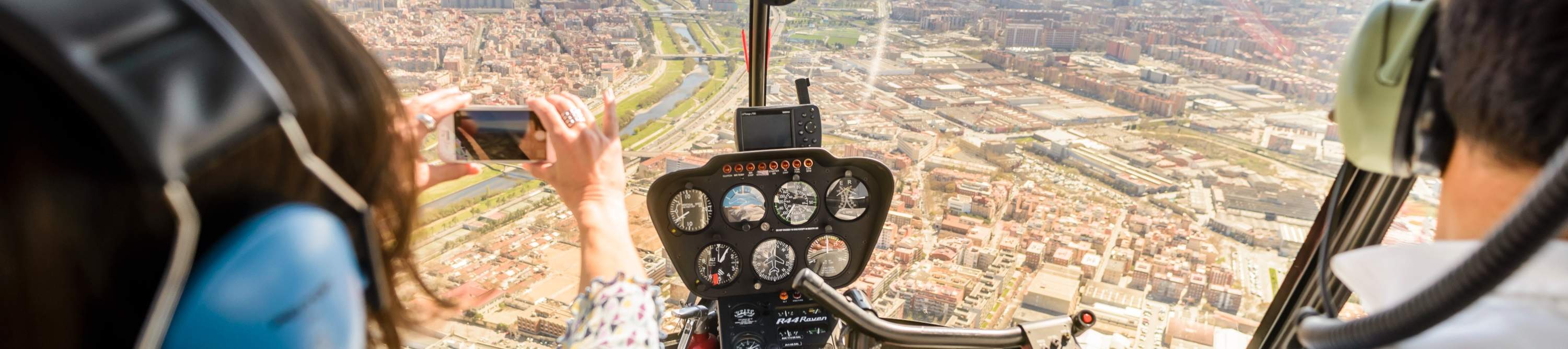 Un passager prend une photo de la vue époustouflante depuis un hélicoptère
