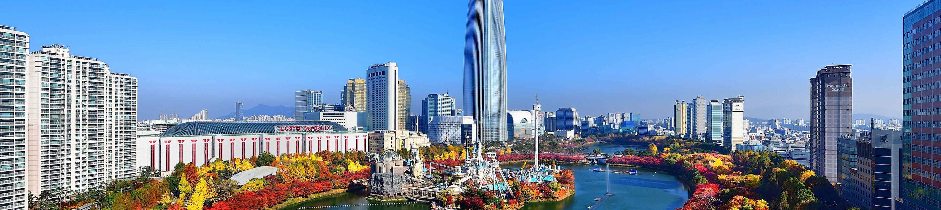 石村湖和乐天世界塔全景——乐天世界塔在石村湖上的标志性倒影，是拍摄首尔天际线的必选之地。