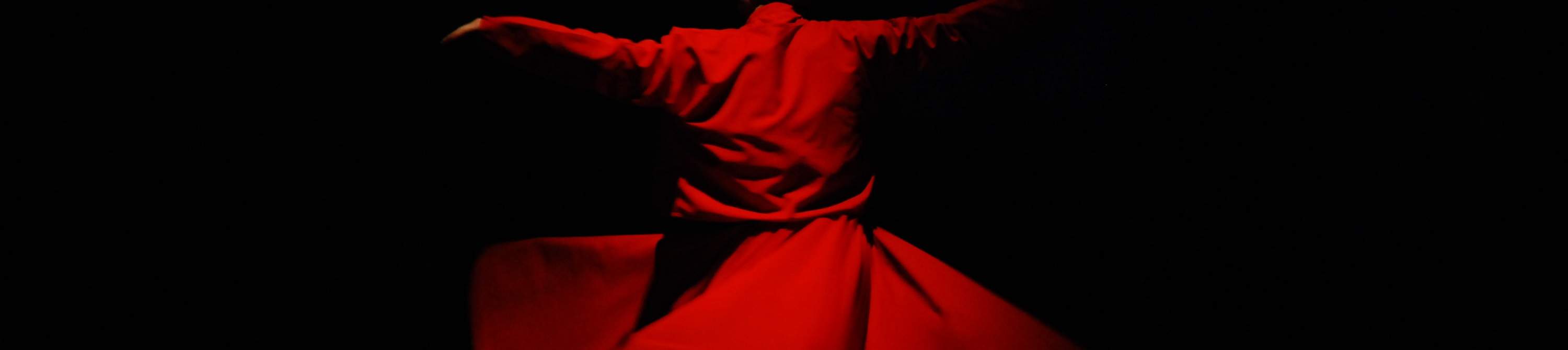 Singoli Dervisci Rotanti in Rosso Scuro