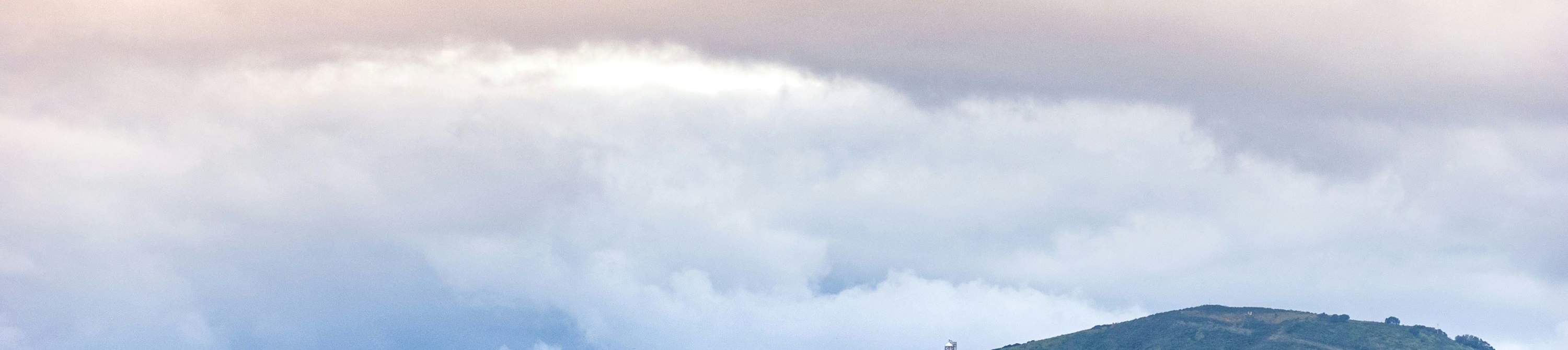 สำรวจประวัติศาสตร์อันยาวนานของ เกาะอัลคาทราซ ที่รายล้อมไปด้วยผืนน้ำที่งดงามและเส้นขอบฟ้าของเมือง ซานฟรานซิสโก อันเป็นเอกลักษณ์