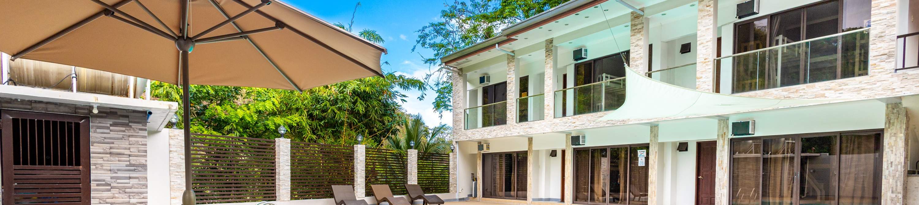 带躺椅和围栏的房子里的游泳池