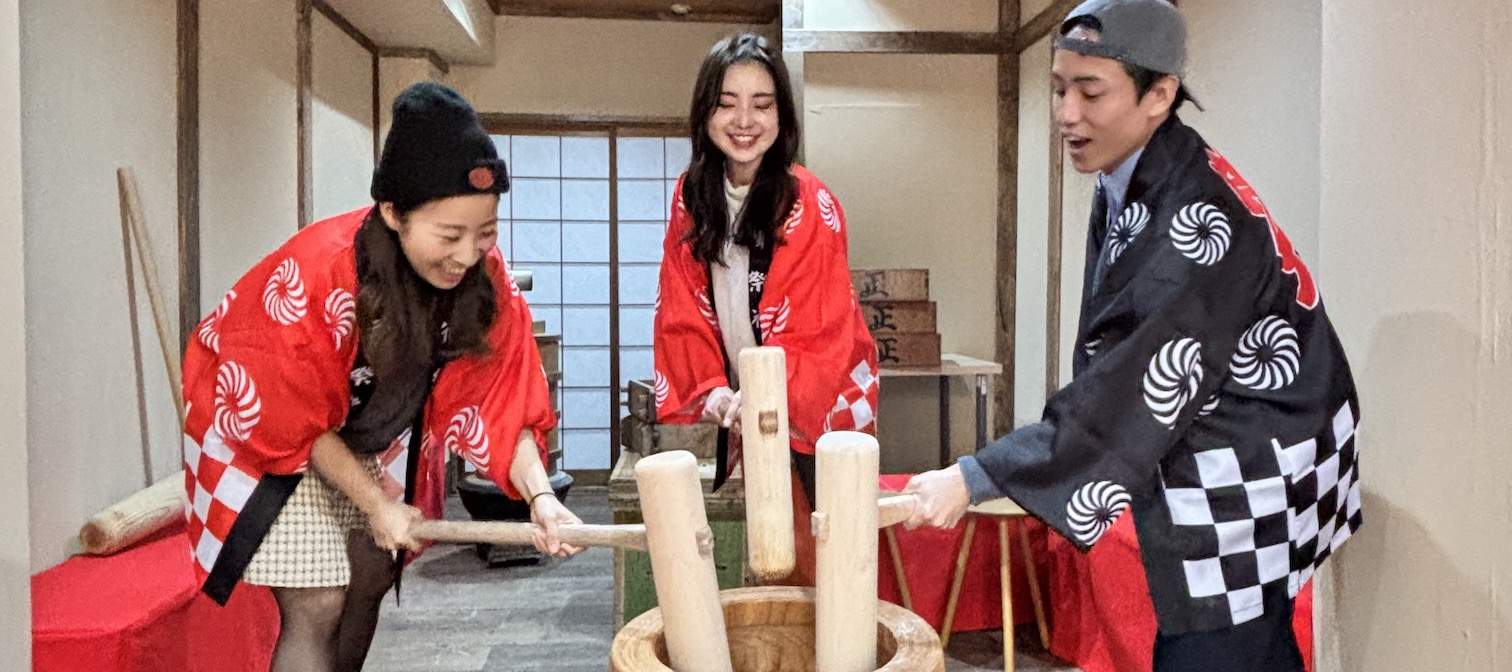 Pengalaman Menumbuk Mochi Tradisional dengan Sesi Uji Rasa