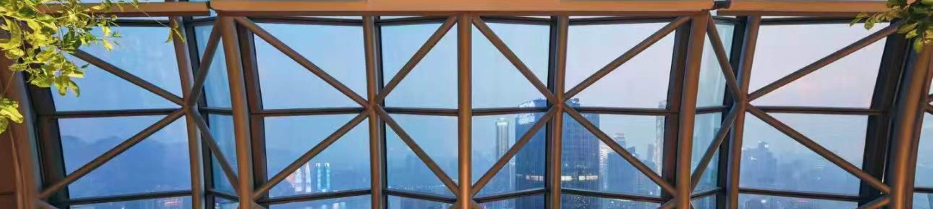 Genießen Sie von hier aus den Panoramablick auf die Stadt in komfortabler Atmosphäre und erleben Sie die einzigartige visuelle Pracht der Stadt bei Tag und Nacht.