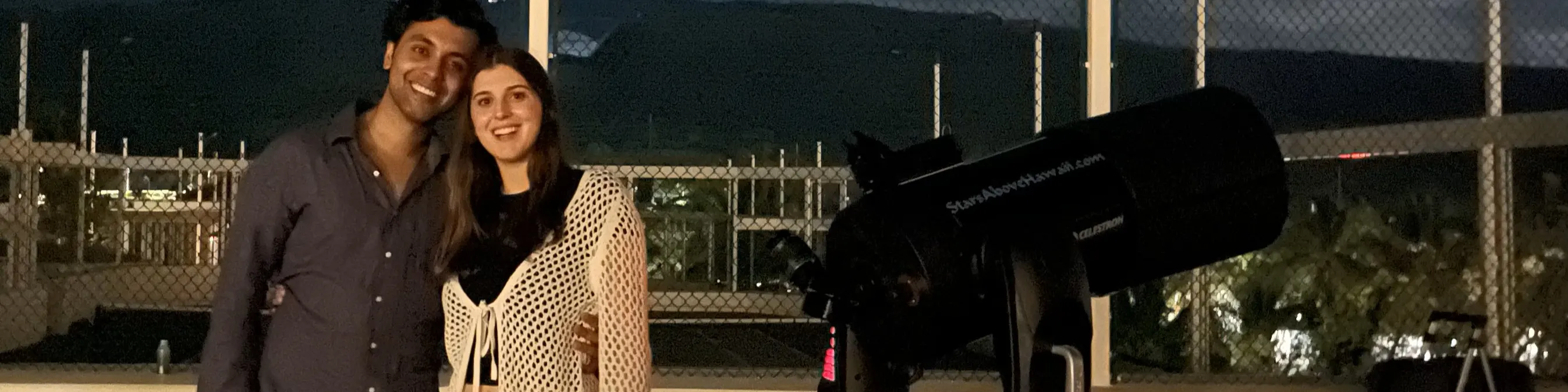 微笑的情侣在当地导游的指导下，一边观星一边学习夏威夷州语的名字