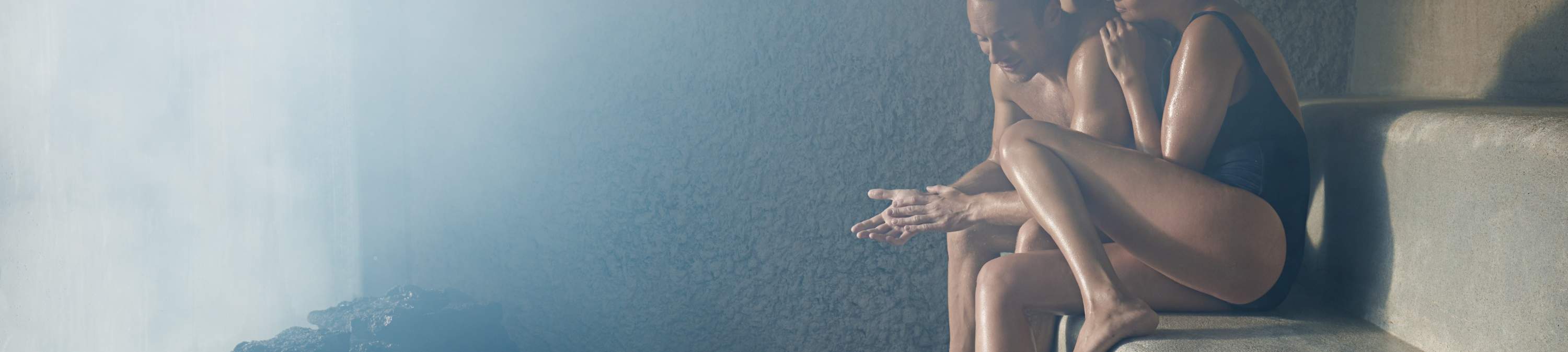 Disfrutando de una experiencia de lujo en la Laguna Azul, que incluye una toalla suave y mascarilla de barro