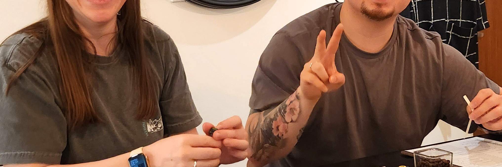 Haruskah kita mulai langkah demi langkah? Langkah pertama adalah mencium setiap wewangian satu not satu per satu, memikirkan bagaimana itu cocok dengan preferensi saya.