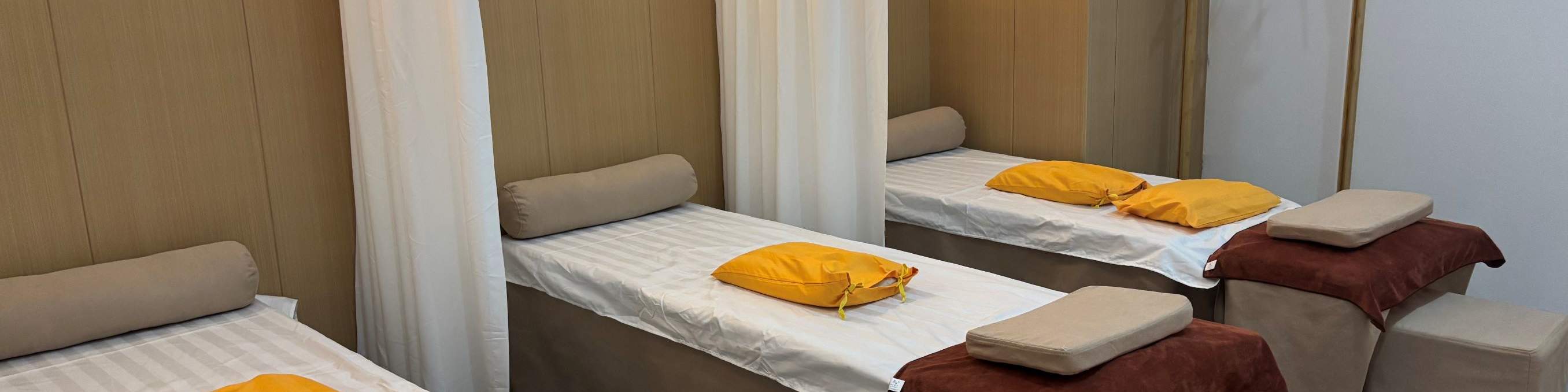 搭配非遺技法裏的熱敷和藥酒，熱乎勁兒能滲到深層，比普通按摩更解乏，按完脖子能輕鬆轉圈圈，腰也能挺直了，渾身都透着通透