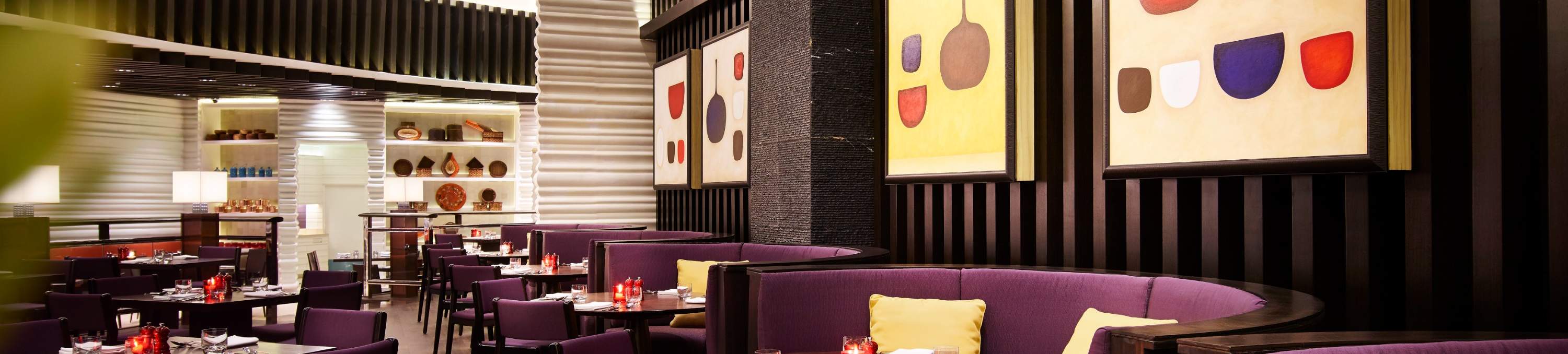 餐廳內部設有豪華的紫色座椅
