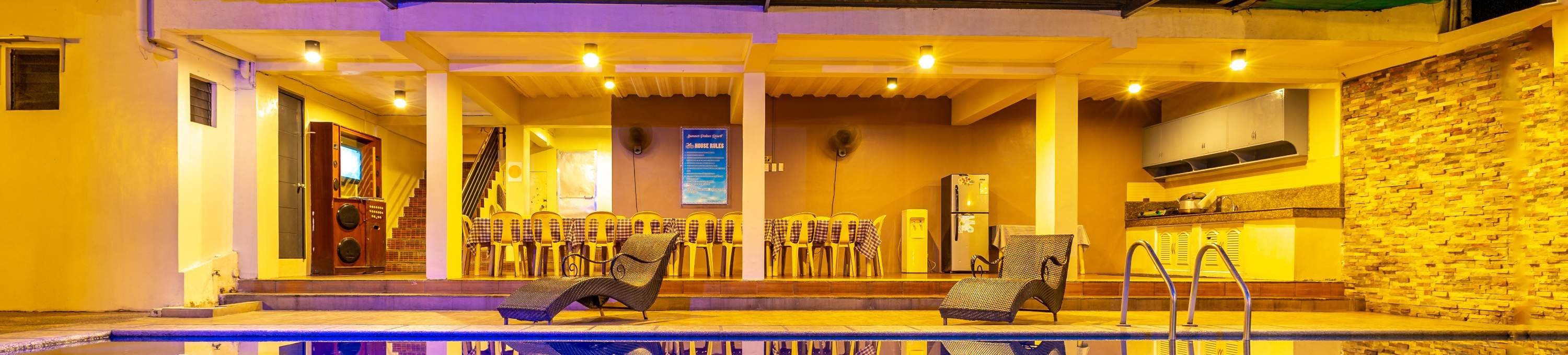 Une piscine avec un toit bleu et des lumières vives tout autour