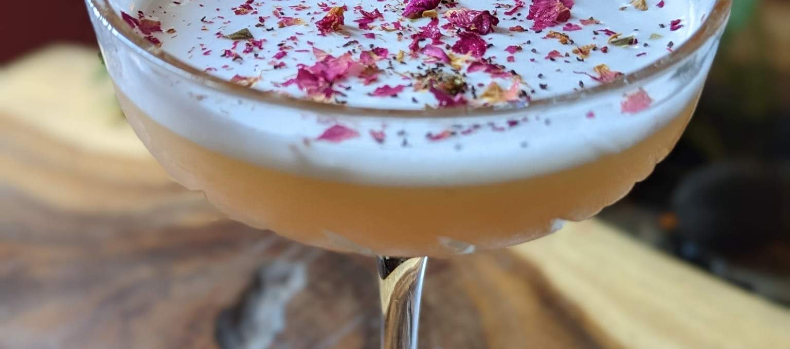 Koktail dengan campuran bunga