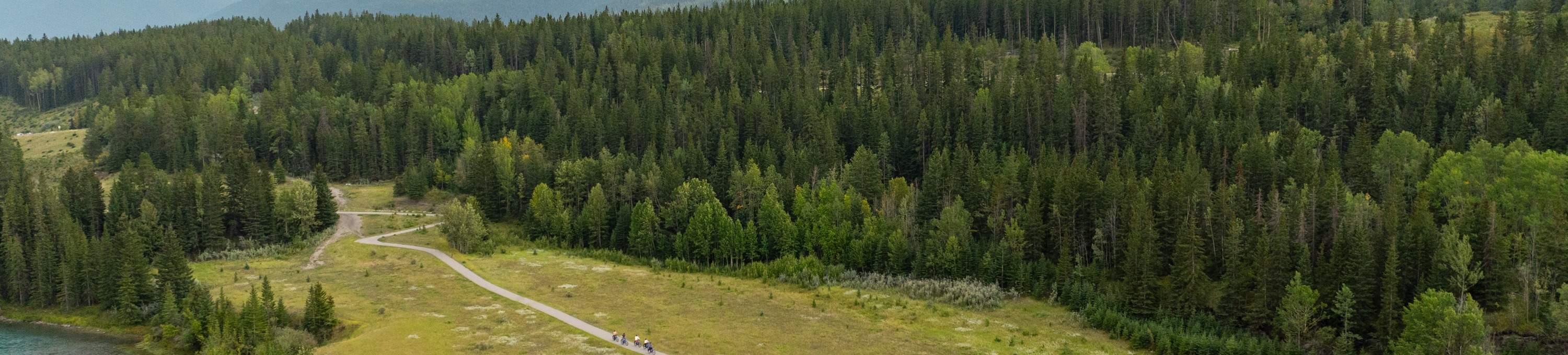 Bewundern Sie die ruhige Aussicht auf den See und fangen Sie die Schönheit der friedlichen Landschaft ein.