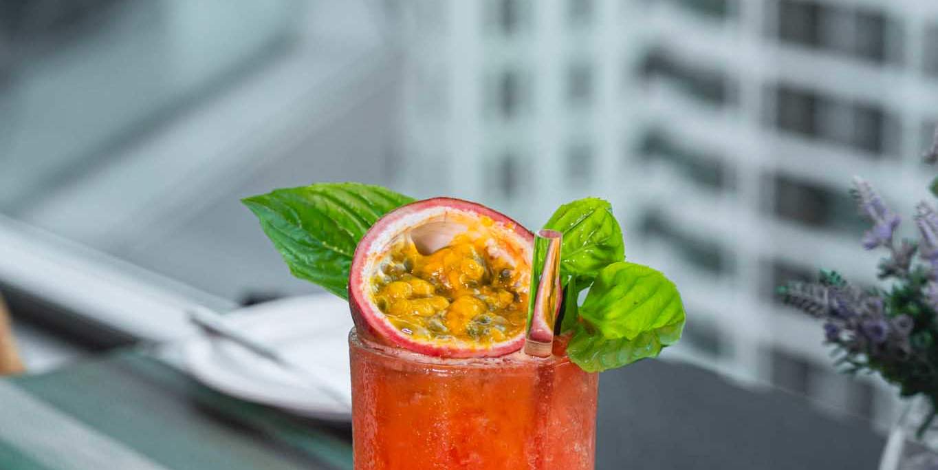 Ресторан и бар на крыше Up & Above в отеле The Okura Prestige Bangkok