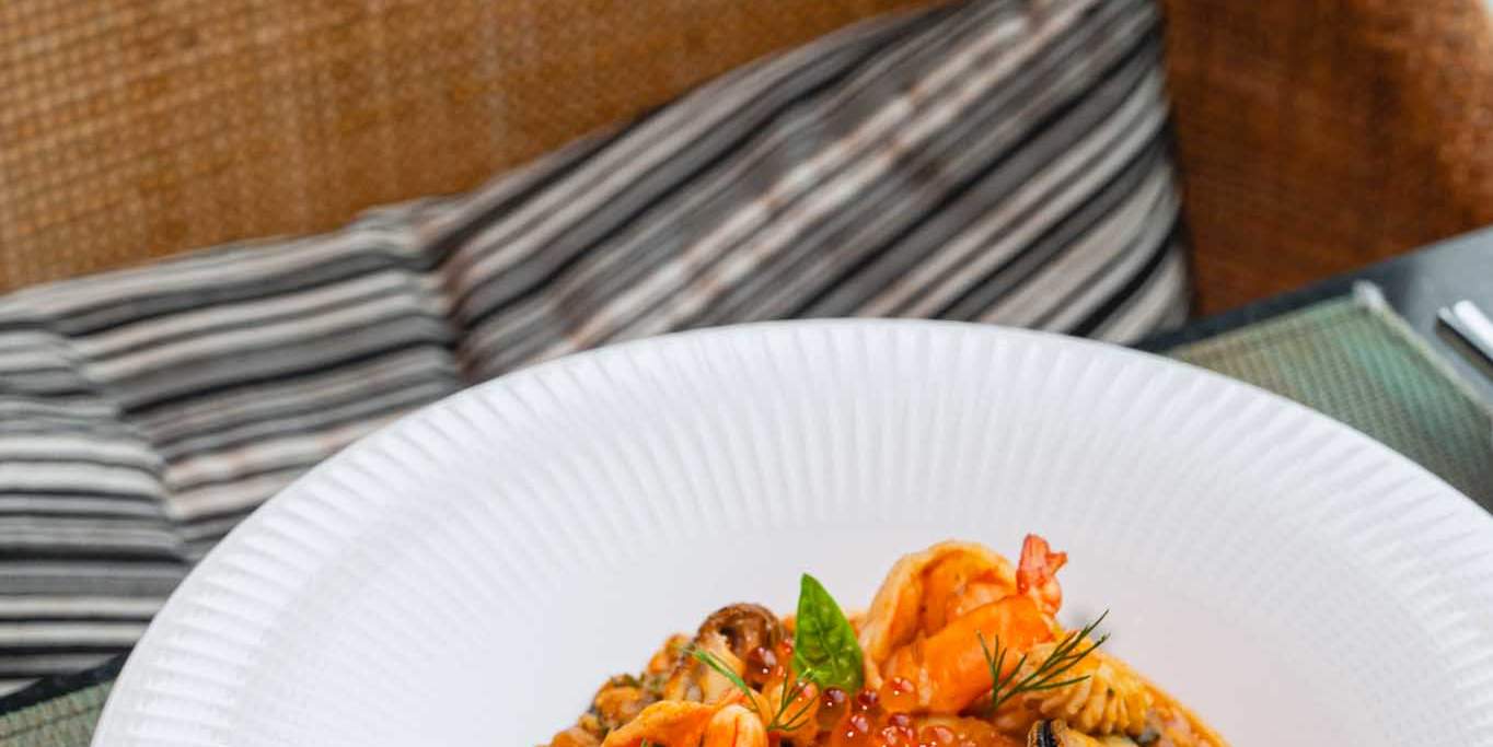 Ресторан и бар на крыше Up & Above в отеле The Okura Prestige Bangkok