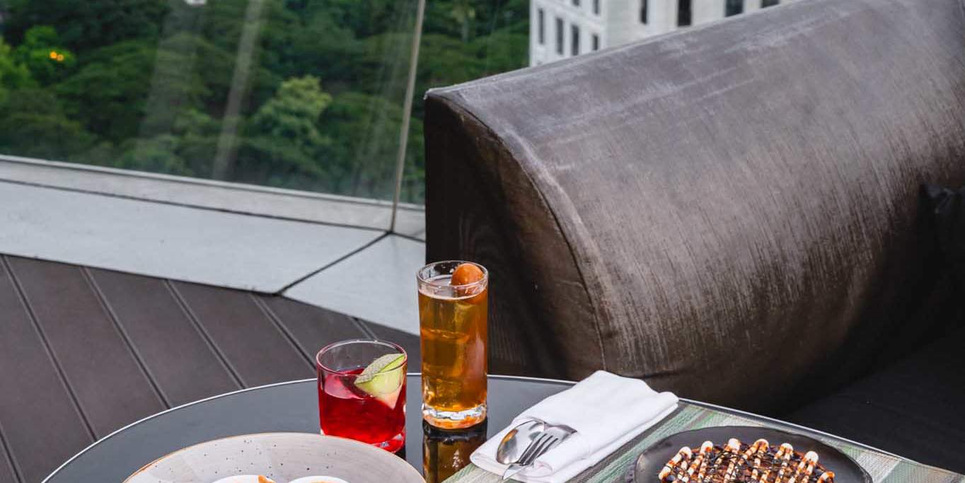 Ресторан и бар на крыше Up & Above в отеле The Okura Prestige Bangkok