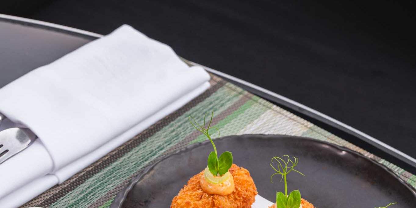 Ресторан и бар на крыше Up & Above в отеле The Okura Prestige Bangkok