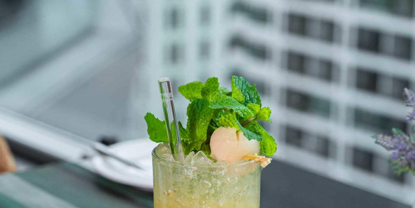 Ресторан и бар на крыше Up & Above в отеле The Okura Prestige Bangkok