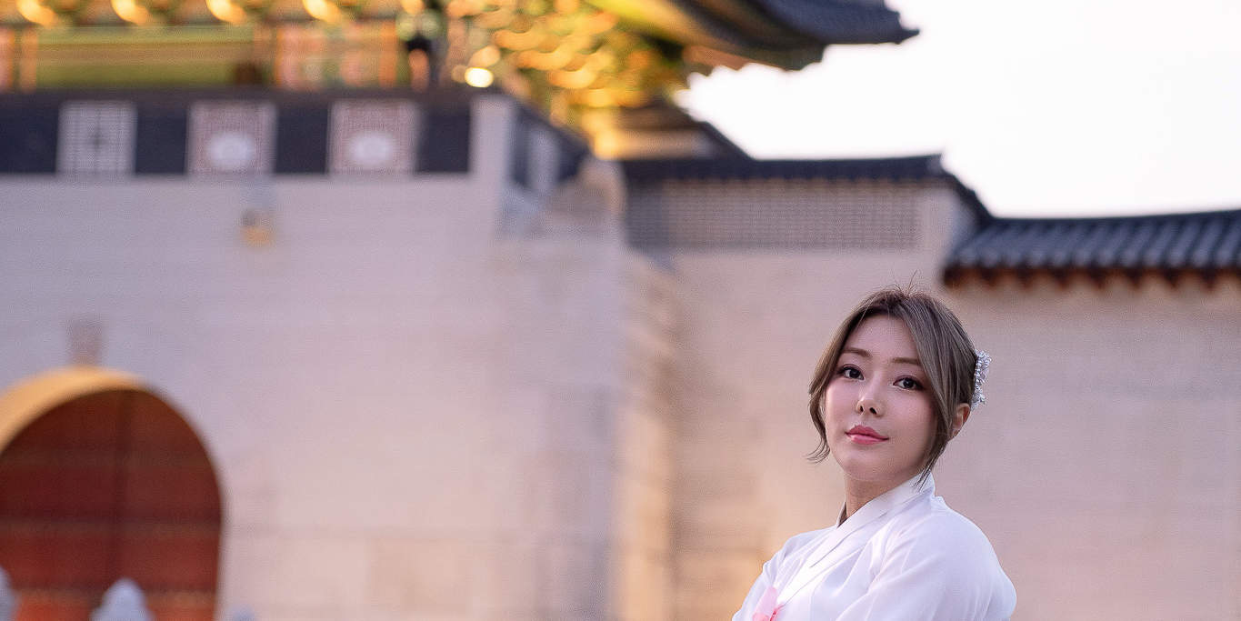 Resplandor de la hora dorada en el Palacio Gyeongbokgung – Sesión de fotos con hanbok coreano.