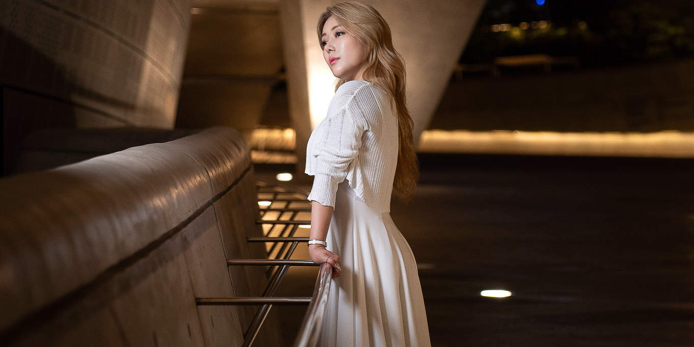 Editorial-style Seoul photoshoot in DDP’s light tunnel – fashion meets travel.
