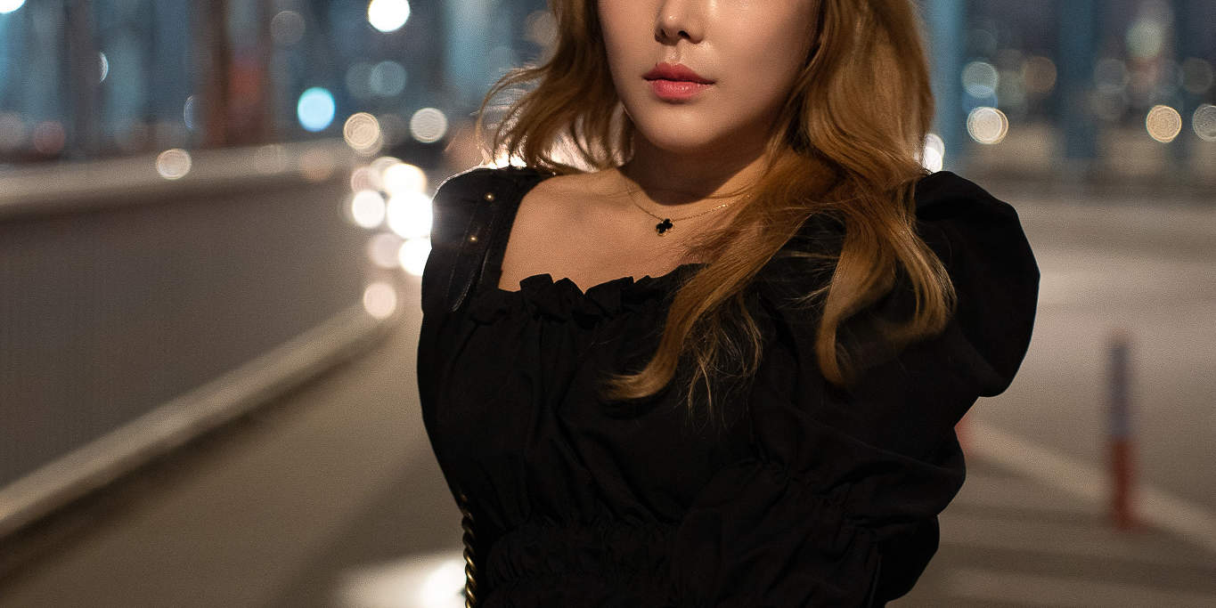 Ein mutiger und moderner Blick auf Dongdaemun – perfekt für selbstbewusste Solo-Porträts.