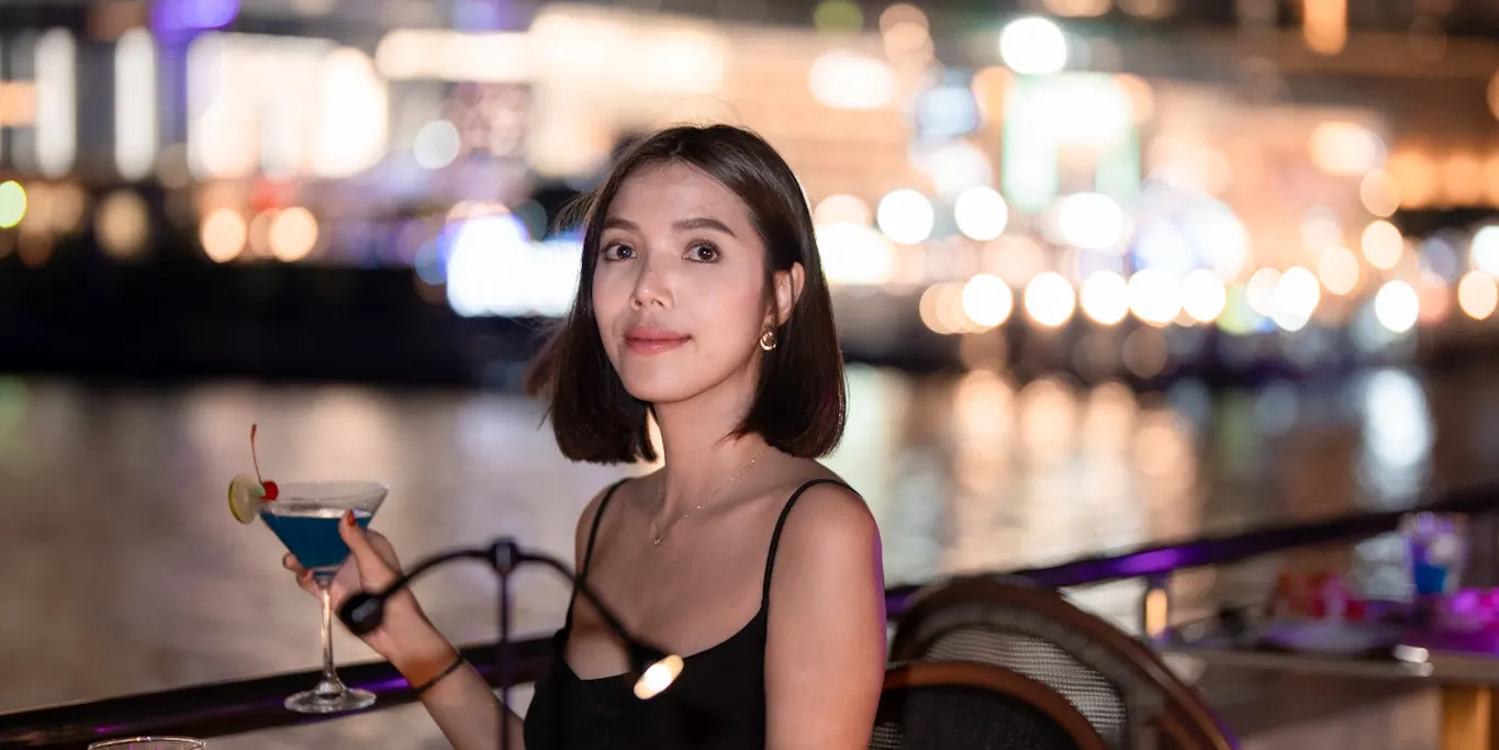 在曼谷湄南河的豪华游轮上品尝美味佳肴，享受浓郁的风味和令人惊叹的美景。