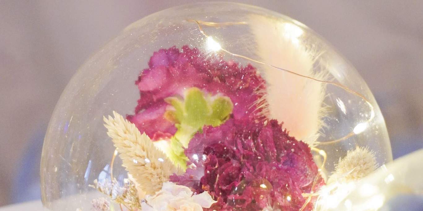 Bunga yang diawet dan penutup kaca bunga kering