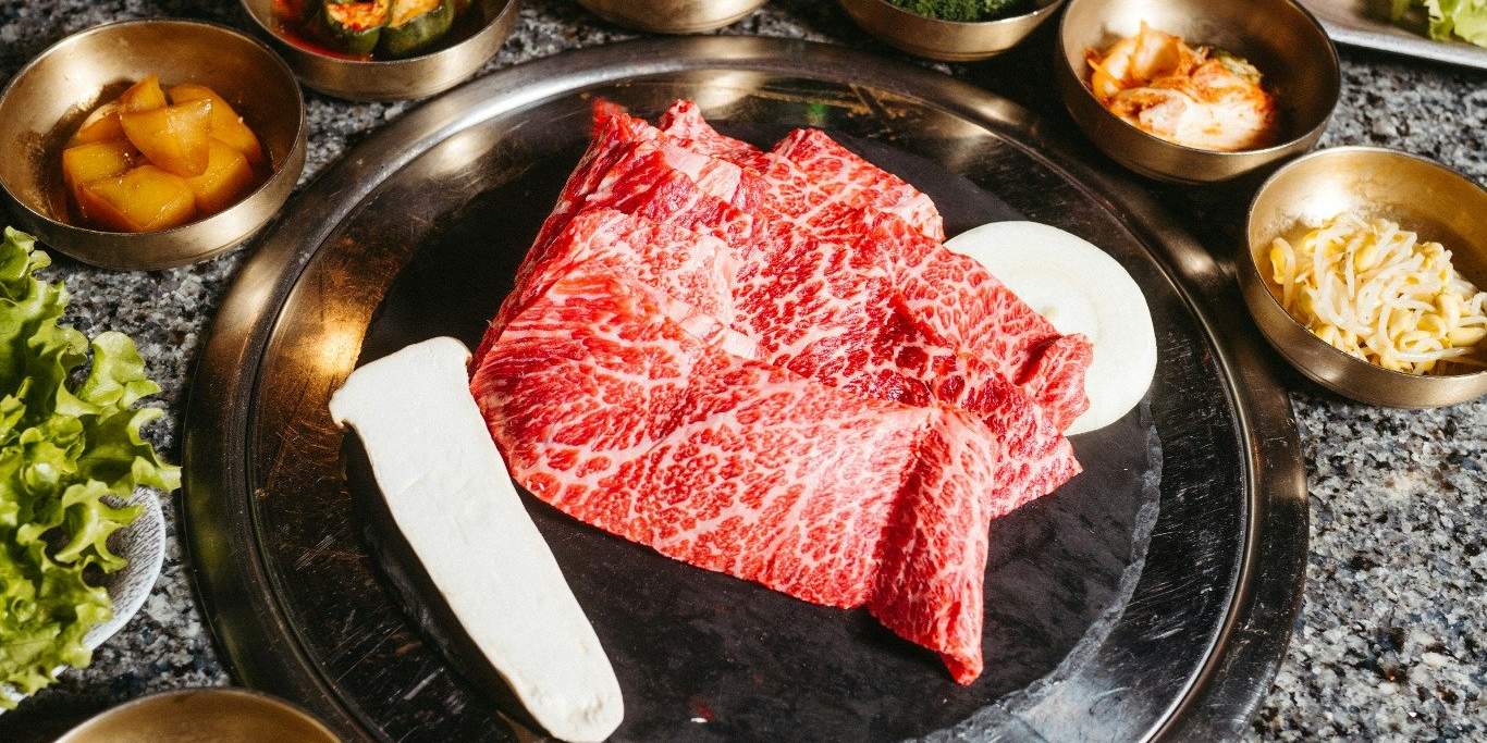 韓国産韓牛（ハヌ）BBQは、お肉好きにはたまらない一品。ソウルの江南（カンナム）、明洞（ミョンドン）、弘大（ホンデ）、聖水（ソンス）、そして大田（テジョン）、仁川（インチョン）、釜山（プサン）、済州（チェジュ）で、最高級の韓牛バーベキューをお楽しみください。熟成された韓牛を炭火焼きで提供する高級レストランを予約しましょう。