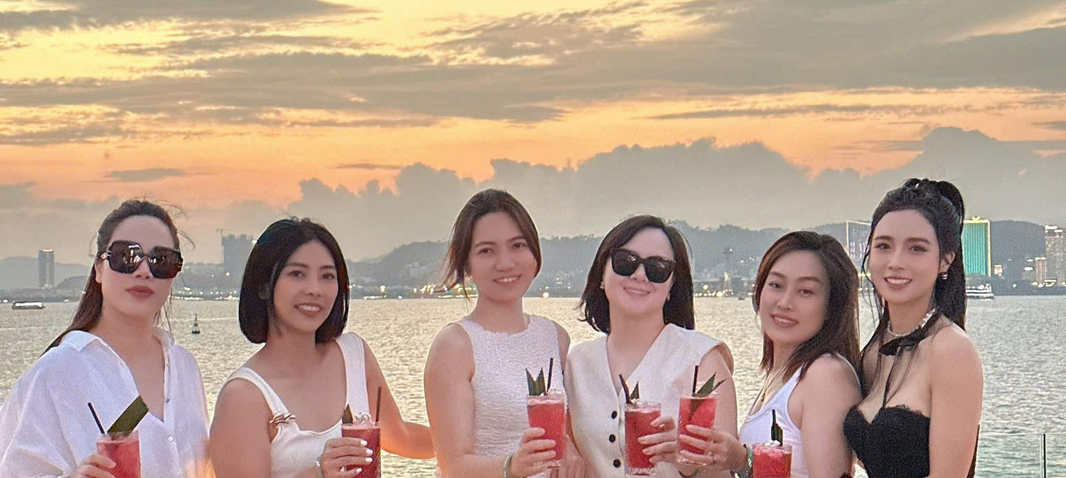 Trải nghiệm bữa tối ngắm hoàng hôn trên Vịnh Hạ Long bằng du thuyền Saquila