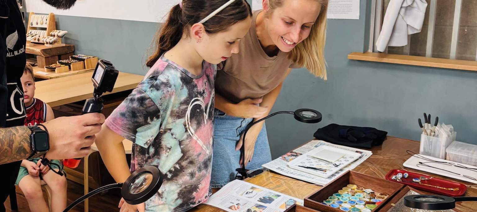 Kraf Aksesori Kintsugi di Naha, Okinawa 