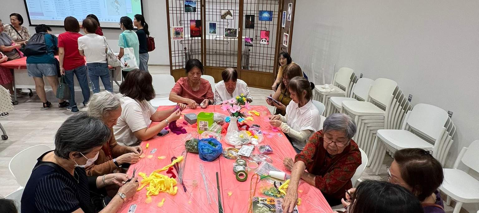 Taller de arte guiado para personas mayores en Singapur