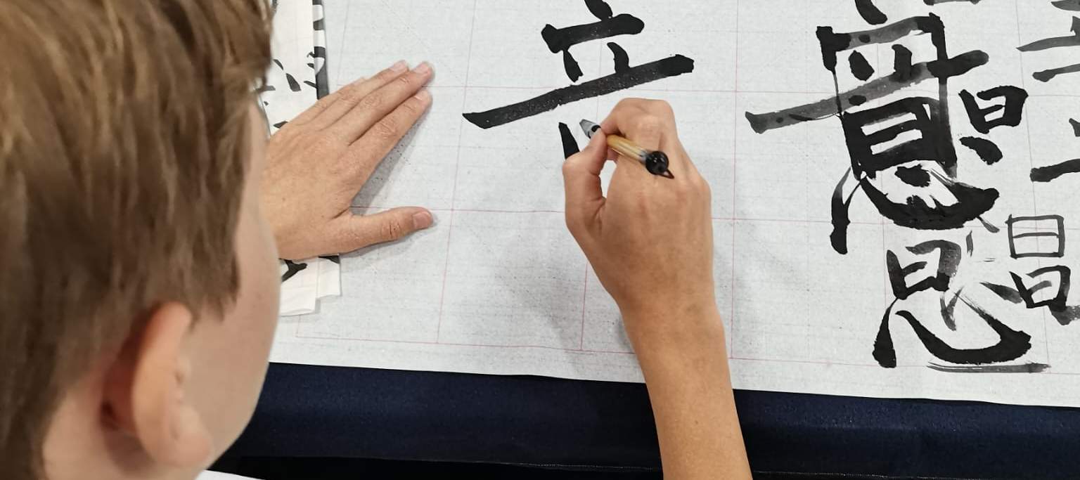 người đàn ông viết chữ trung quốc