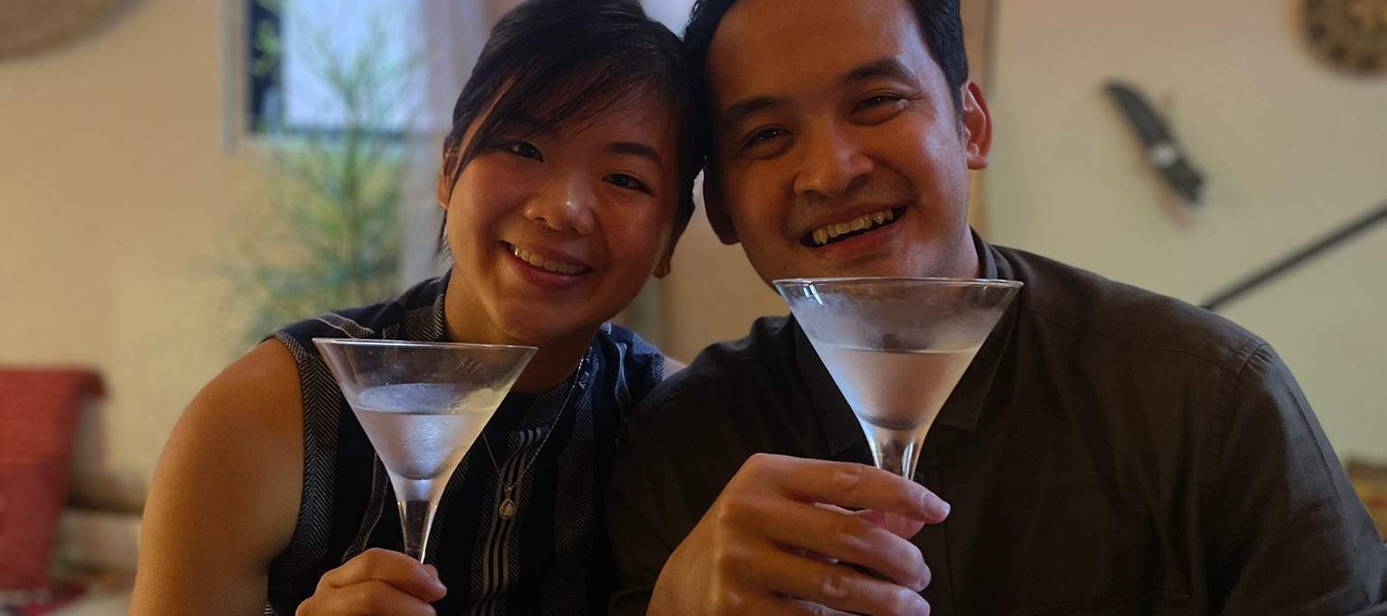 pasangan menikmati koktail