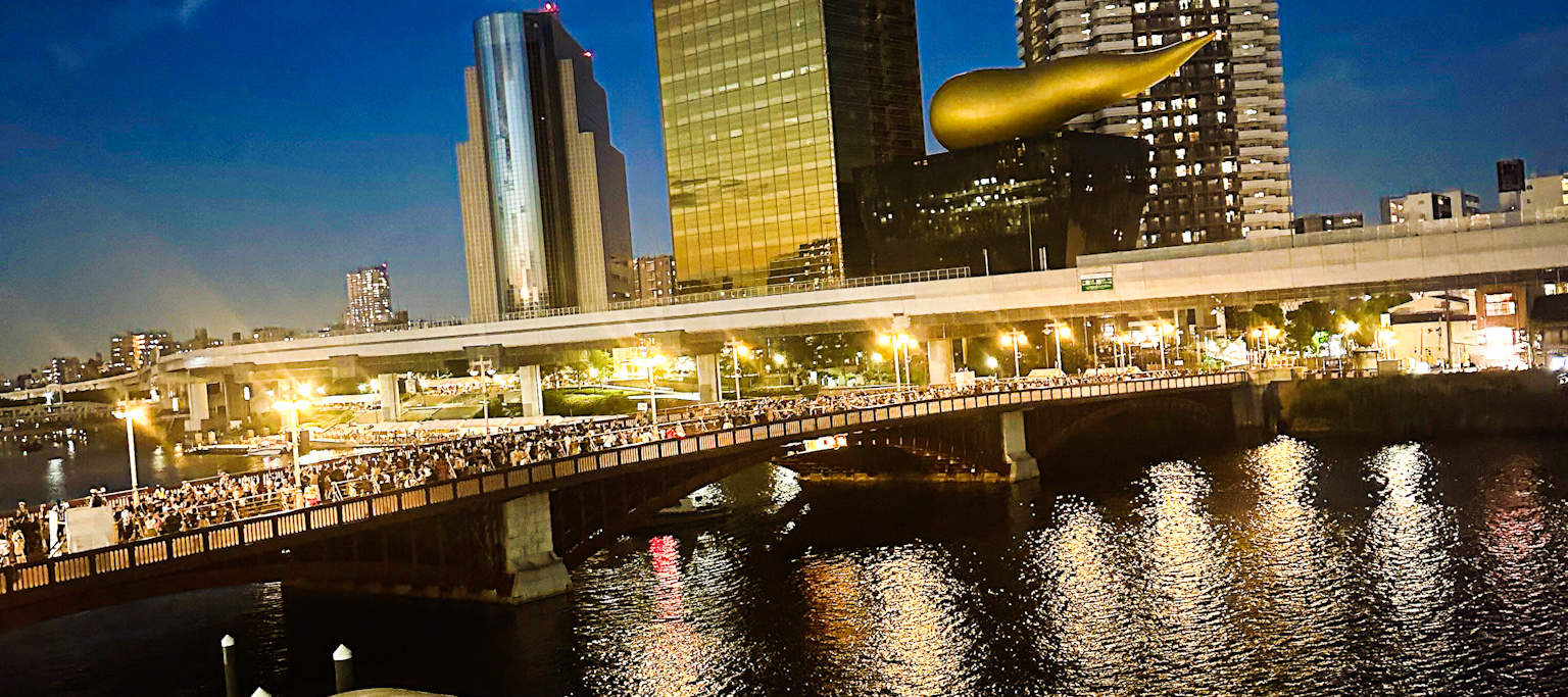 Dari tingkap besar lokasi yang matahari telah terbenam, anda boleh menikmati pemandangan indah yang diterangi cahaya Skytree, simbol Asakusa 