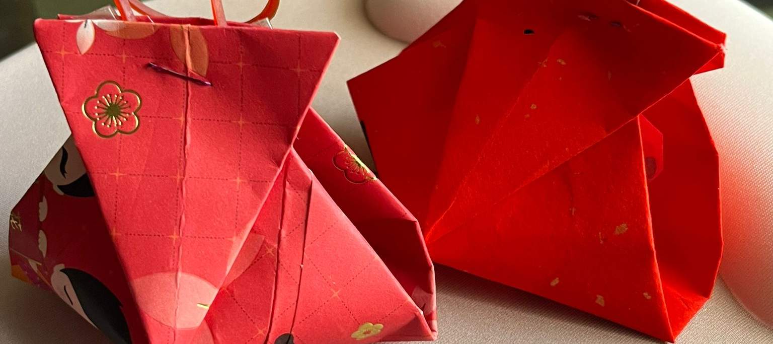 除了學習基礎書法之美，參與者還將探索製作「福包」（錢袋）的傳統工藝，福包象徵著繁榮與好運，代表著對財富和豐盛人生的美好祝願。