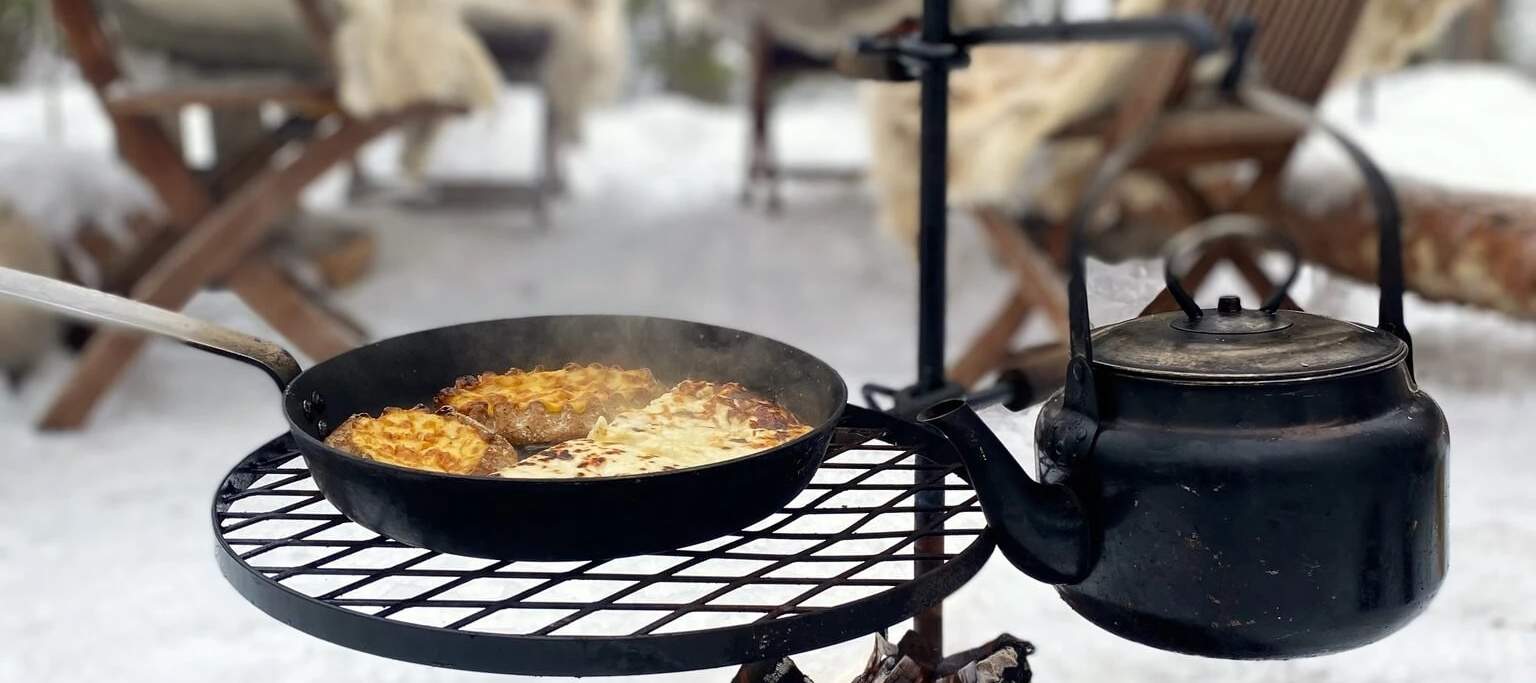 キャンプファイヤーでの食事