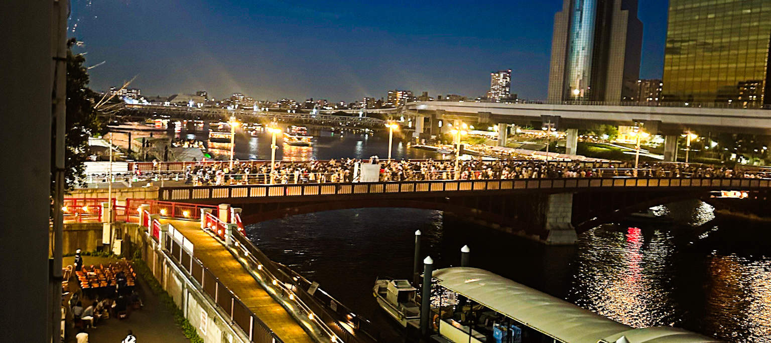 Pada musim-musim tertentu, anda juga boleh menikmati bunga api dari tingkap tempat ini. Anda boleh menikmati budaya Jepun dalam ruang yang sangat mewah.