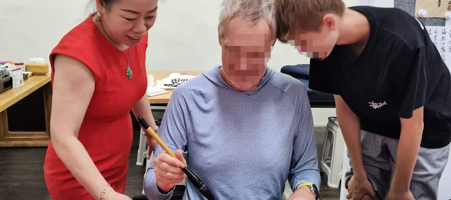 cô giáo hướng dẫn cách vẽ