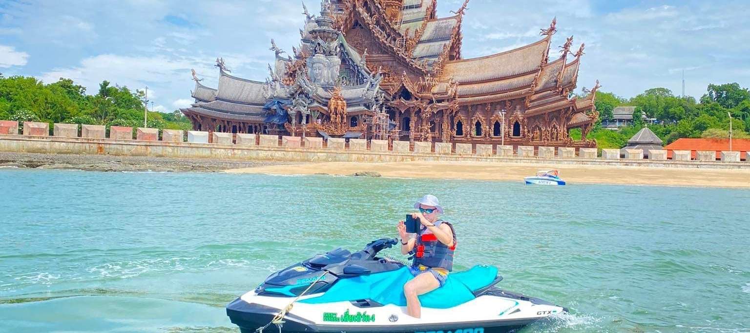 乘坐摩托艇欣赏美景