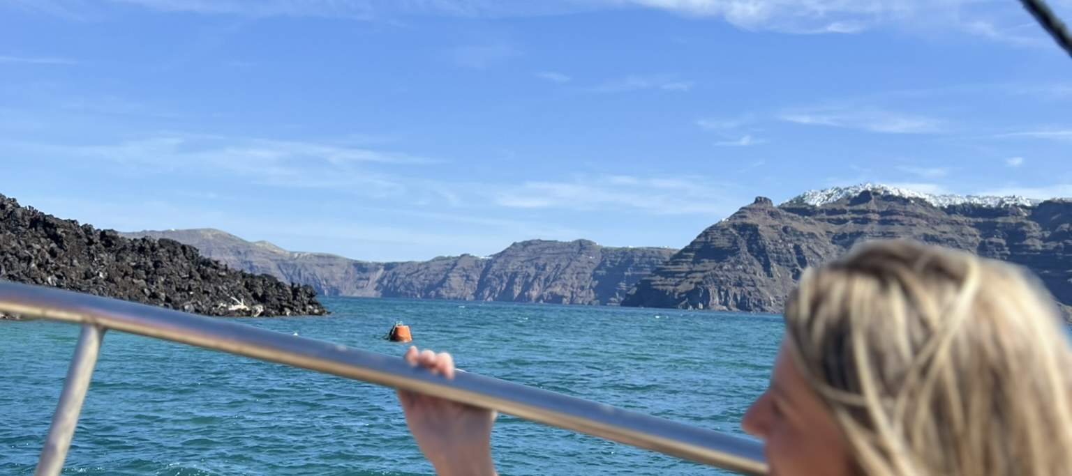 Santorini: Kapal Pesiar di Gunung Berapi, Sumber Air Panas, dan Thirassia