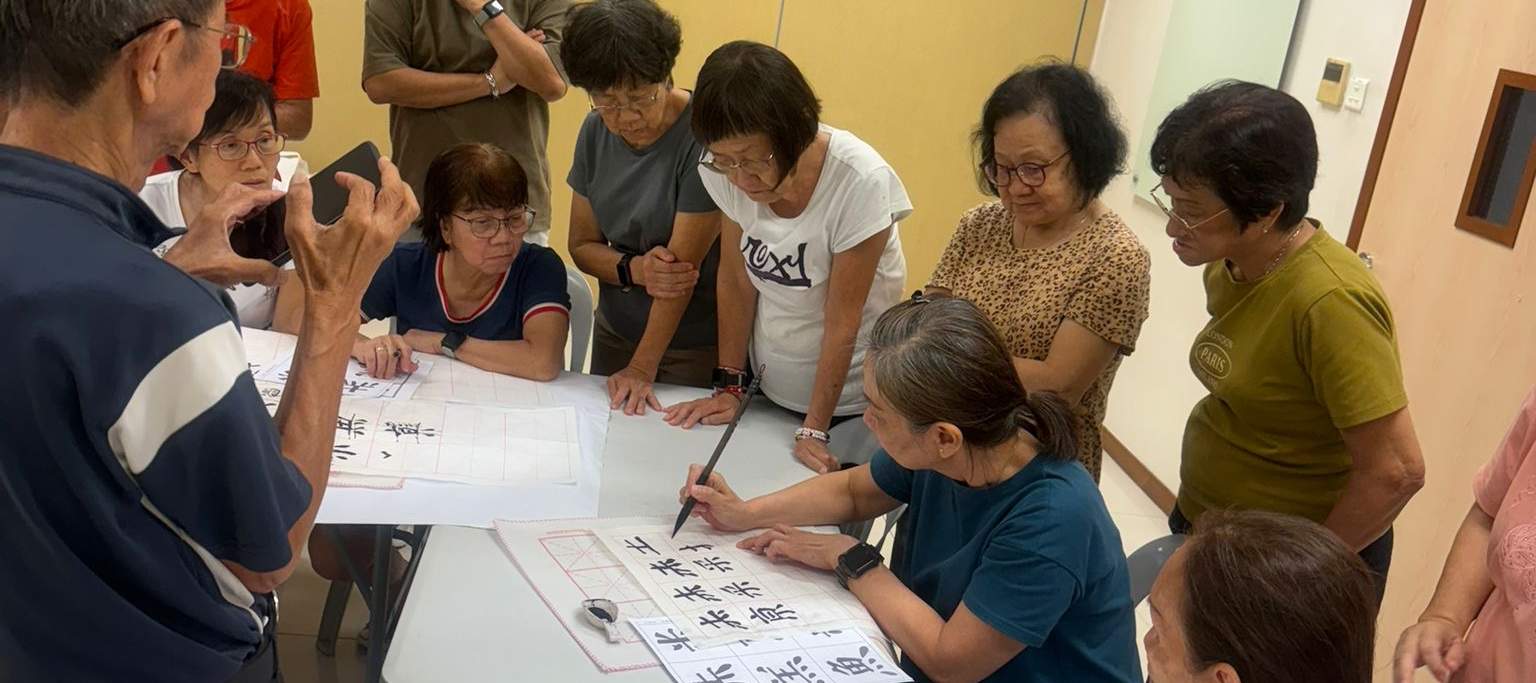 Taller de arte guiado para personas mayores en Singapur