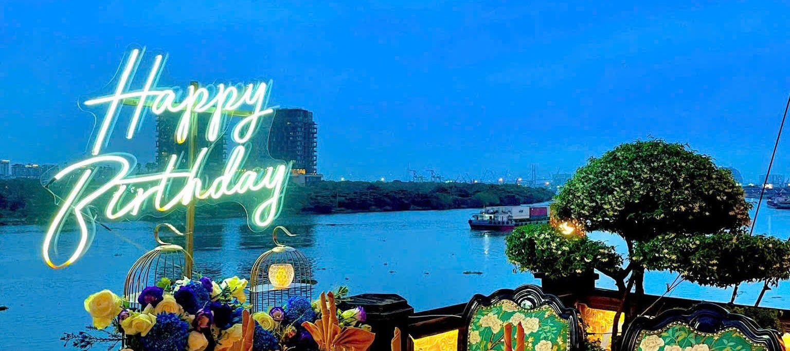 사이공 강 엘리사 플로팅 레스토랑에서의 식사 경험