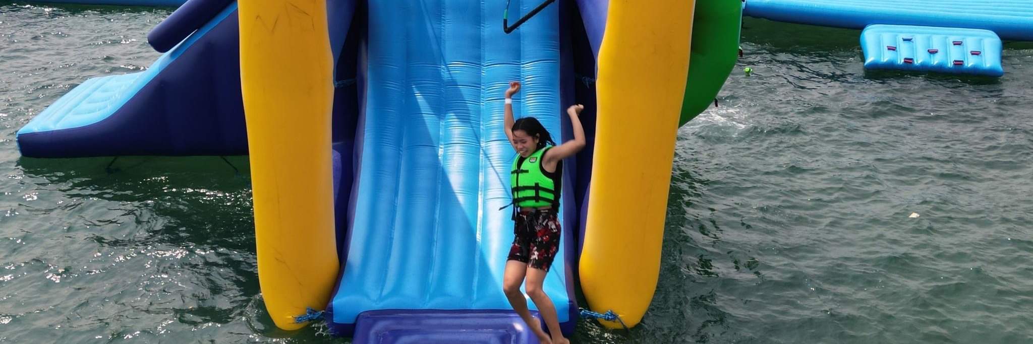 Der aufblasbare Abenteuerspielplatz der Floater