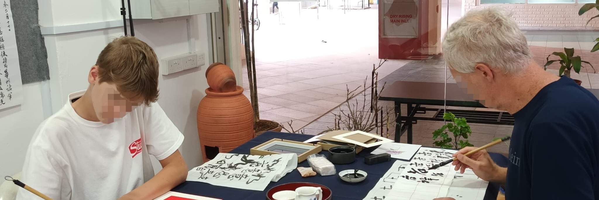 Mann schreibt chinesisches Schriftzeichen