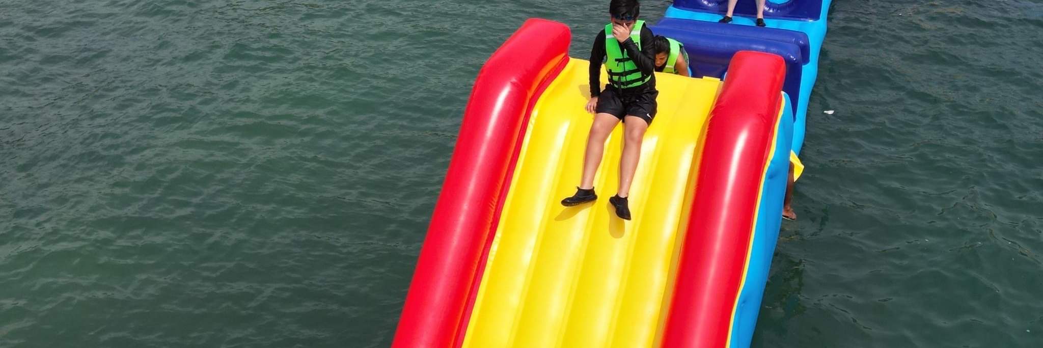 El parque infantil inflable de aventuras flotadores.