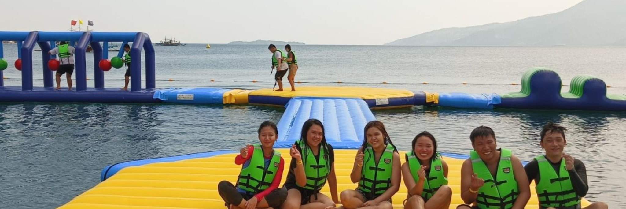 El parque infantil inflable de aventuras flotadores.