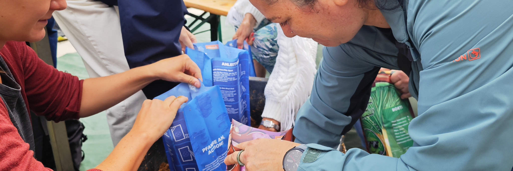 Nhóm tự mình đổ chất nền vào hộp trồng nấm.