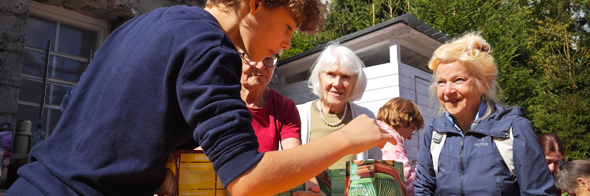 Thanh thiếu niên và người lớn cùng nhau làm việc và hỗ trợ lẫn nhau trong hội thảo