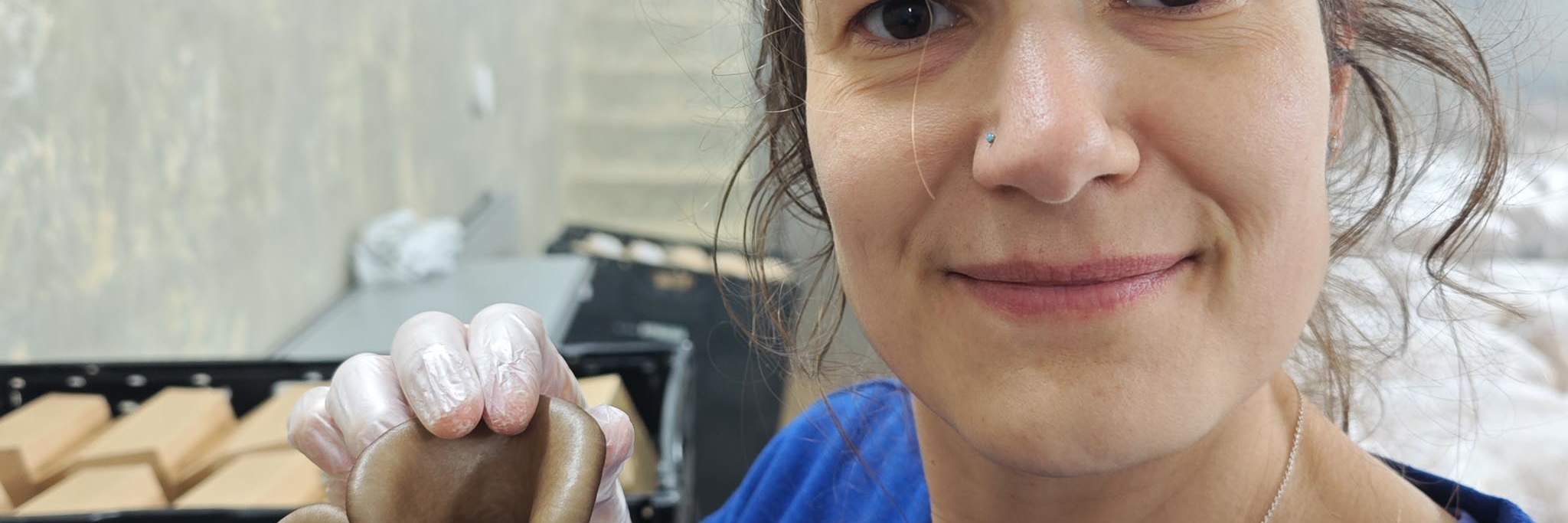 Silvi đang cầm một cây nấm nổi bật, khác thường trên tay.